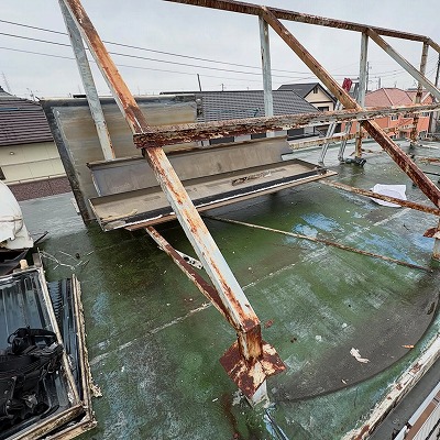 屋根の古い温水器、そのままになっていませんか？安心・安全な撤去で屋根をリフレッシュ！