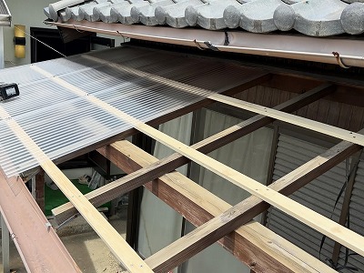 台風で傷んだテラス屋根を復旧!頑丈ビス固定で風雨に強い安心施工🏠