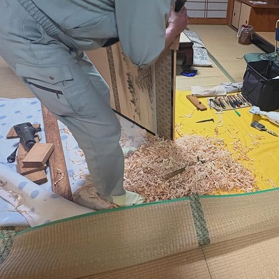 長年の重みも職人技で解決。古い家の良さを活かす「襖の削り調整」